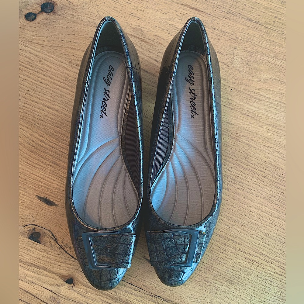Easy Street Low Heels Women’s Buckle Toe Faux crocodile Size 8.5 Preowned‎
